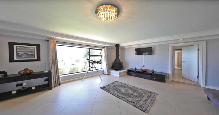 5 Bedroom Property for Sale in Plattekloof Western Cape